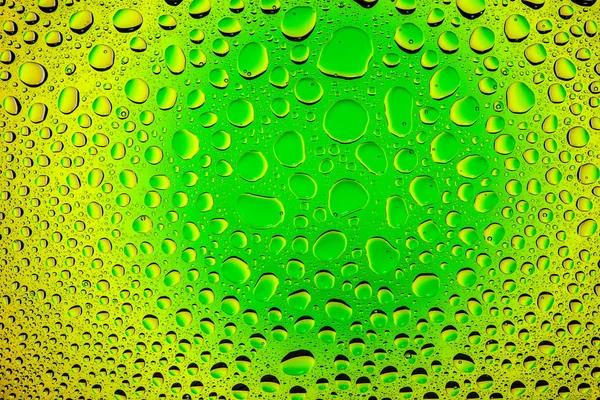 Close Uma Gota Água Sobre Fundo Gradiente Verde Amarelo Coberto — Fotografia de Stock
