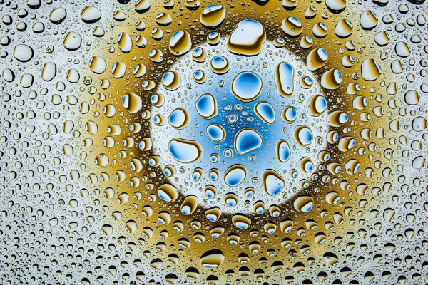 Yakın up bir su damlaları bir mavi ve kaplı kahverengi degrade arka plan damla su - yoğunlaşma.