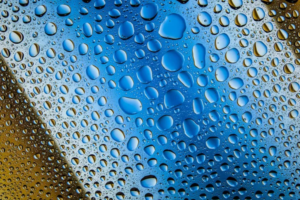 Primer Plano Las Gotas Agua Sobre Fondo Gradiente Azul Marrón — Foto de Stock