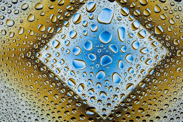 Yakın up bir su damlaları bir mavi ve kaplı kahverengi degrade arka plan damla su - yoğunlaşma.