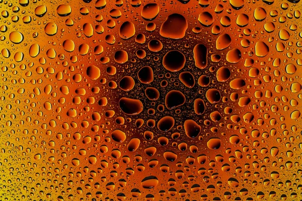 İn yakın bir su damlaları ile kaplı bir sarı, turuncu ve kahverengi degrade arka plan üzerinde damla su - yoğunlaşma.