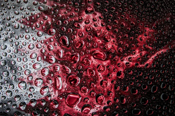 Bir damla su Bahreyn Ulusal bayrak izole bir arka plan üzerinde çerçevede bir close-up