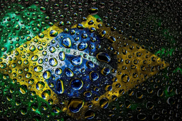 Close Uma Gota Água Contra Fundo Bandeira Nacional Brasil Fundo — Fotografia de Stock