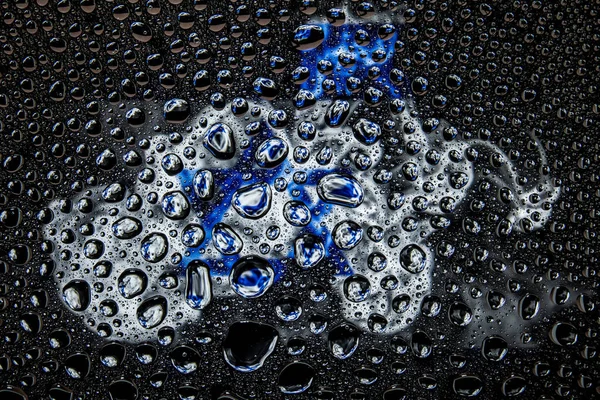 Bir damla su İsrail Ulusal bayrak izole bir arka plan üzerinde çerçevede bir close-up