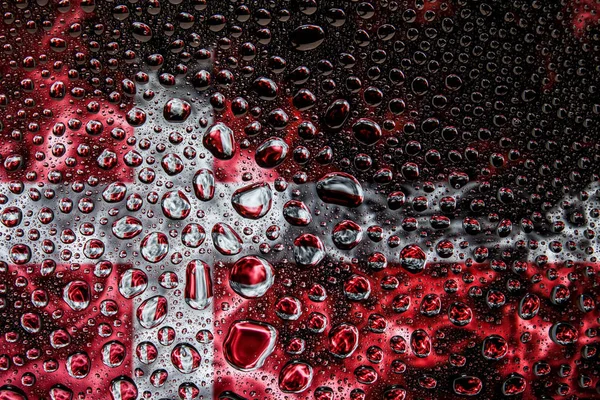 Bir damla su Danimarka ulusal bayrak izole bir arka plan üzerinde çerçevede bir close-up