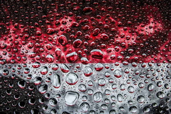 Bir damla su Endonezya Ulusal bayrak izole bir arka plan üzerinde çerçevede bir close-up