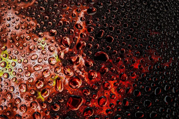 Bir damla su Çin ulusal bayrak izole bir arka plan üzerinde çerçevede bir close-up