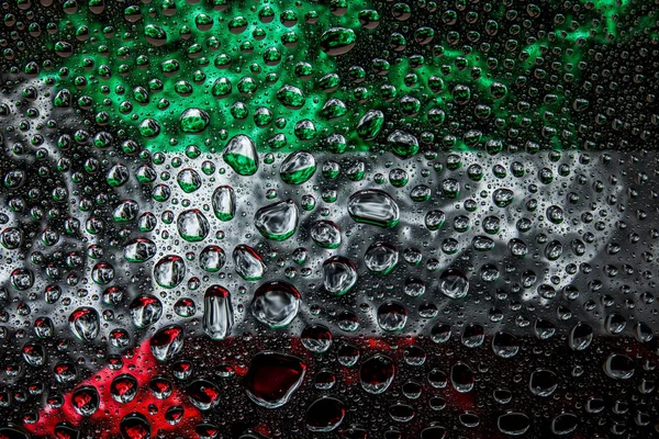 Bir damla su Kuveyt Ulusal bayrak izole bir arka plan üzerinde çerçevede bir close-up