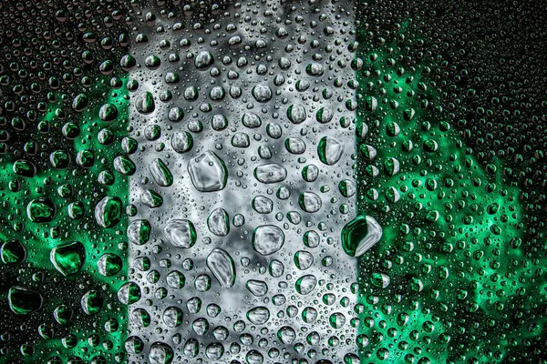 Bir damla su Nijerya ulusal bayrak izole bir arka plan üzerinde çerçevede bir close-up