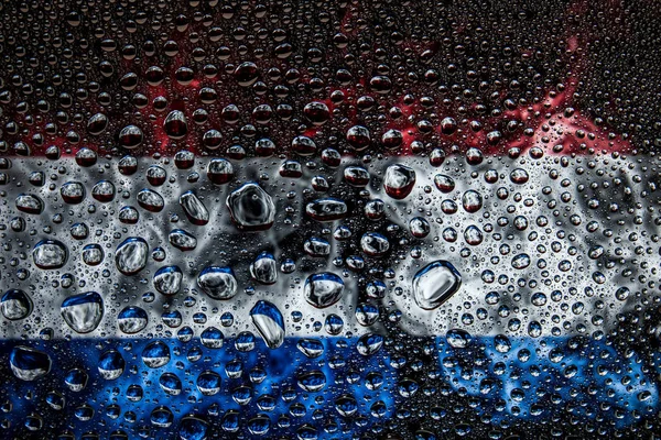 Bir damla su Lüksemburg ulusal bayrak izole bir arka plan üzerinde çerçevede bir close-up