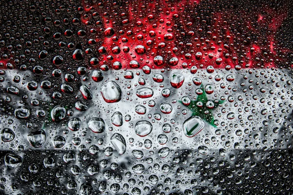 Bir damla su Suriye Ulusal bayrak izole bir arka plan üzerinde çerçevede bir close-up