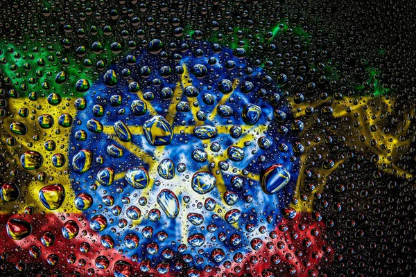 Bir damla su Etiyopya ulusal bayrak izole bir arka plan üzerinde çerçevede bir close-up