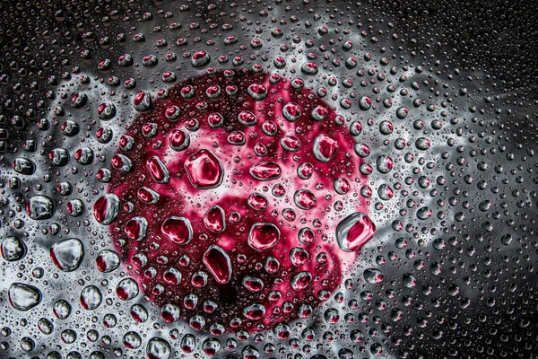 Bir damla su Japonya Ulusal bayrak izole bir arka plan üzerinde çerçevede bir close-up