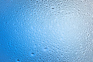 Yakın up bir su damlaları beyaz ve mavi degrade arka plan ile kaplı, damla su - yoğunlaşma.