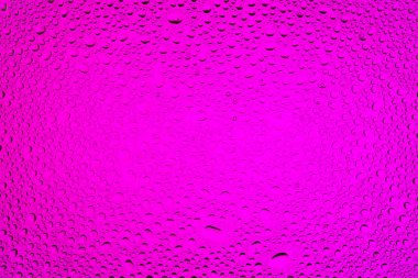 İn yakın bir su damlaları ile kaplı bir pembe degrade arka plan üzerinde damla su - yoğunlaşma.