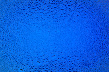 İn yakın bir su damlaları ile kaplı bir mavi degrade arka plan üzerinde damla su - yoğunlaşma.