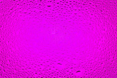 İn yakın bir su damlaları ile kaplı bir pembe degrade arka plan üzerinde damla su - yoğunlaşma.