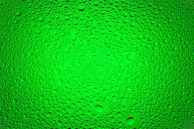 İn yakın bir su damlaları ile kaplı yeşil degrade arka plan üzerinde damla su - yoğunlaşma.
