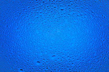 İn yakın bir su damlaları ile kaplı bir mavi degrade arka plan üzerinde damla su - yoğunlaşma.