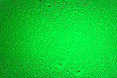 İn yakın bir su damlaları ile kaplı yeşil degrade arka plan üzerinde damla su - yoğunlaşma.