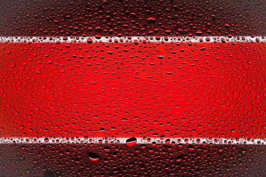 İn yakın bir su damlaları ile kaplı bir kırmızı çizgili arka plan üzerinde damla su - yoğunlaşma.