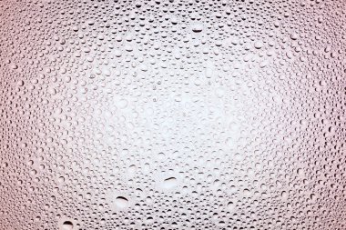 Yakın yukarı bir su damlaları beyaz ve kırmızı degrade arka plan ile kaplı, damla su - yoğunlaşma.