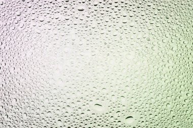 Yakın up bir su damlaları beyaz ve kaplı yeşil degrade arka plan damla su - yoğunlaşma.