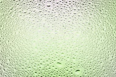 Yakın up bir su damlaları beyaz ve kaplı yeşil degrade arka plan damla su - yoğunlaşma.