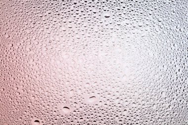 Yakın yukarı bir su damlaları beyaz ve kırmızı degrade arka plan ile kaplı, damla su - yoğunlaşma.