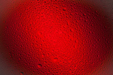 Yakın yukarı bir su damlaları bir siyah ve kırmızı degrade arka plan ile kaplı, damla su - yoğunlaşma.