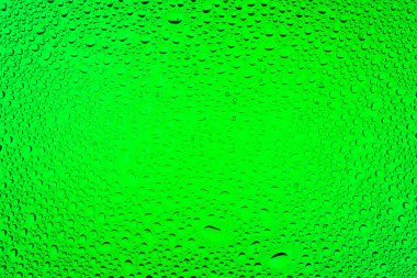 İn yakın bir su damlaları ile kaplı yeşil degrade arka plan üzerinde damla su - yoğunlaşma.