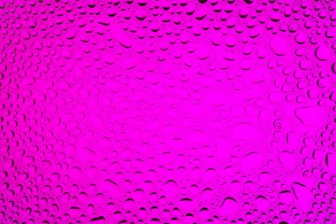 Yakın yukarı bir su damlaları beyaz ve pembe degrade arka plan ile kaplı, damla su - yoğunlaşma.