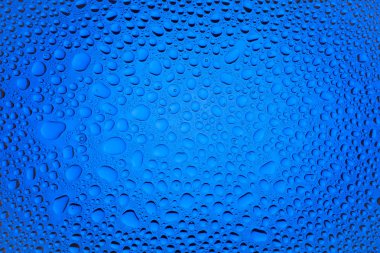 İn yakın bir su damlaları ile kaplı bir mavi degrade arka plan üzerinde damla su - yoğunlaşma.