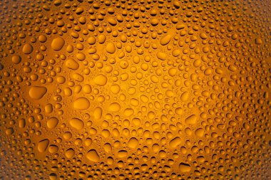 İn yakın bir su damlaları ile kaplı bir turuncu degrade arka plan üzerinde damla su - yoğunlaşma.