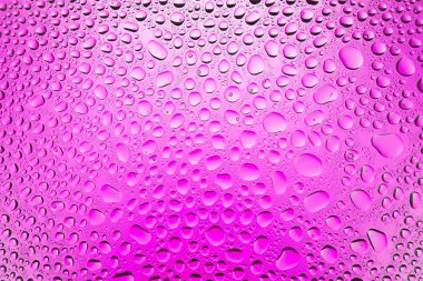 Yakın yukarı bir su damlaları beyaz ve pembe degrade arka plan ile kaplı, damla su - yoğunlaşma.