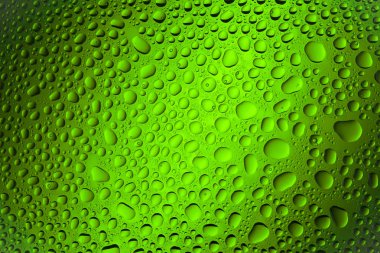 Yakın up bir su damlaları bir siyah ve kaplı yeşil degrade arka plan damla su - yoğunlaşma.