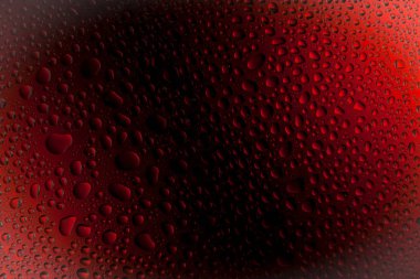 Yakın yukarı bir su damlaları bir siyah ve kırmızı degrade arka plan ile kaplı, damla su - yoğunlaşma.