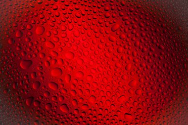 Yakın yukarı bir su damlaları bir siyah ve kırmızı degrade arka plan ile kaplı, damla su - yoğunlaşma.