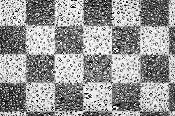 在一个正方形图案的黑色和白色背景上的水滴关闭 覆盖着水滴凝结 — 图库照片