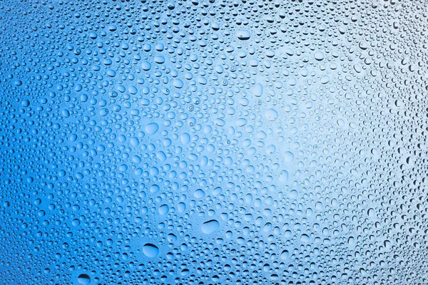 Yakın up bir su damlaları beyaz ve mavi degrade arka plan ile kaplı, damla su - yoğunlaşma.