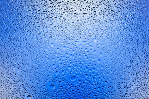 Close Vody Klesne Bílé Modré Gradientní Pozadí Pokryté Kapkami Vody — Stock fotografie