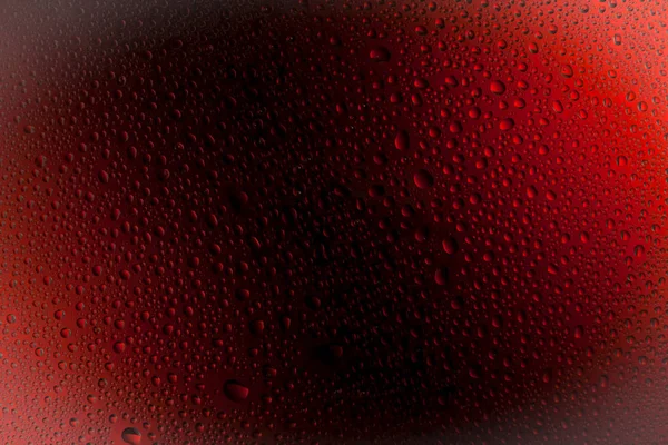 Close Uma Gota Água Sobre Fundo Gradiente Preto Vermelho Coberto — Fotografia de Stock