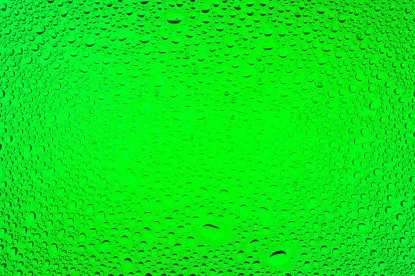 İn yakın bir su damlaları ile kaplı yeşil degrade arka plan üzerinde damla su - yoğunlaşma.