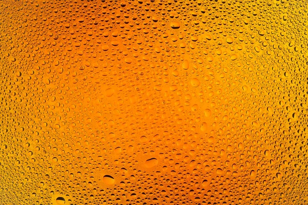 İn yakın bir su damlaları ile kaplı bir turuncu degrade arka plan üzerinde damla su - yoğunlaşma.