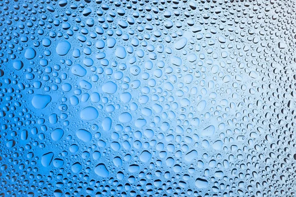 Primer Plano Las Gotas Agua Sobre Fondo Gradiente Blanco Azul — Foto de Stock