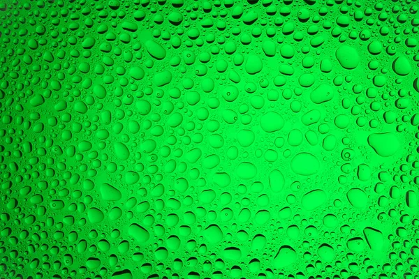 Detailní Záběr Vody Klesne Přechodu Pozadí Zelené Pokryté Kapkami Vody — Stock fotografie