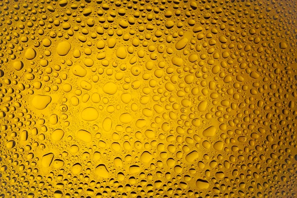 İn yakın bir su damlaları ile kaplı bir turuncu degrade arka plan üzerinde damla su - yoğunlaşma.