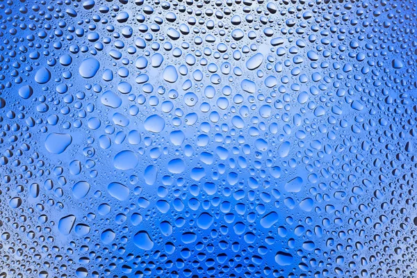 Primer Plano Las Gotas Agua Sobre Fondo Gradiente Blanco Azul — Foto de Stock