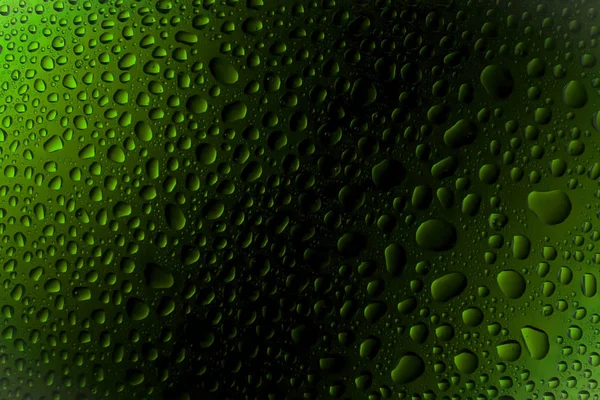 Close Uma Gota Água Sobre Fundo Gradiente Preto Verde Coberto — Fotografia de Stock