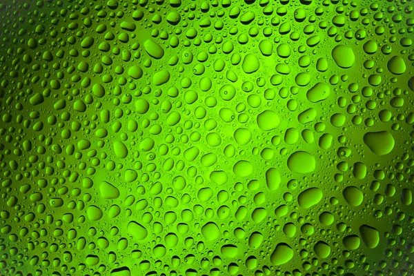 Yakın up bir su damlaları bir siyah ve kaplı yeşil degrade arka plan damla su - yoğunlaşma.